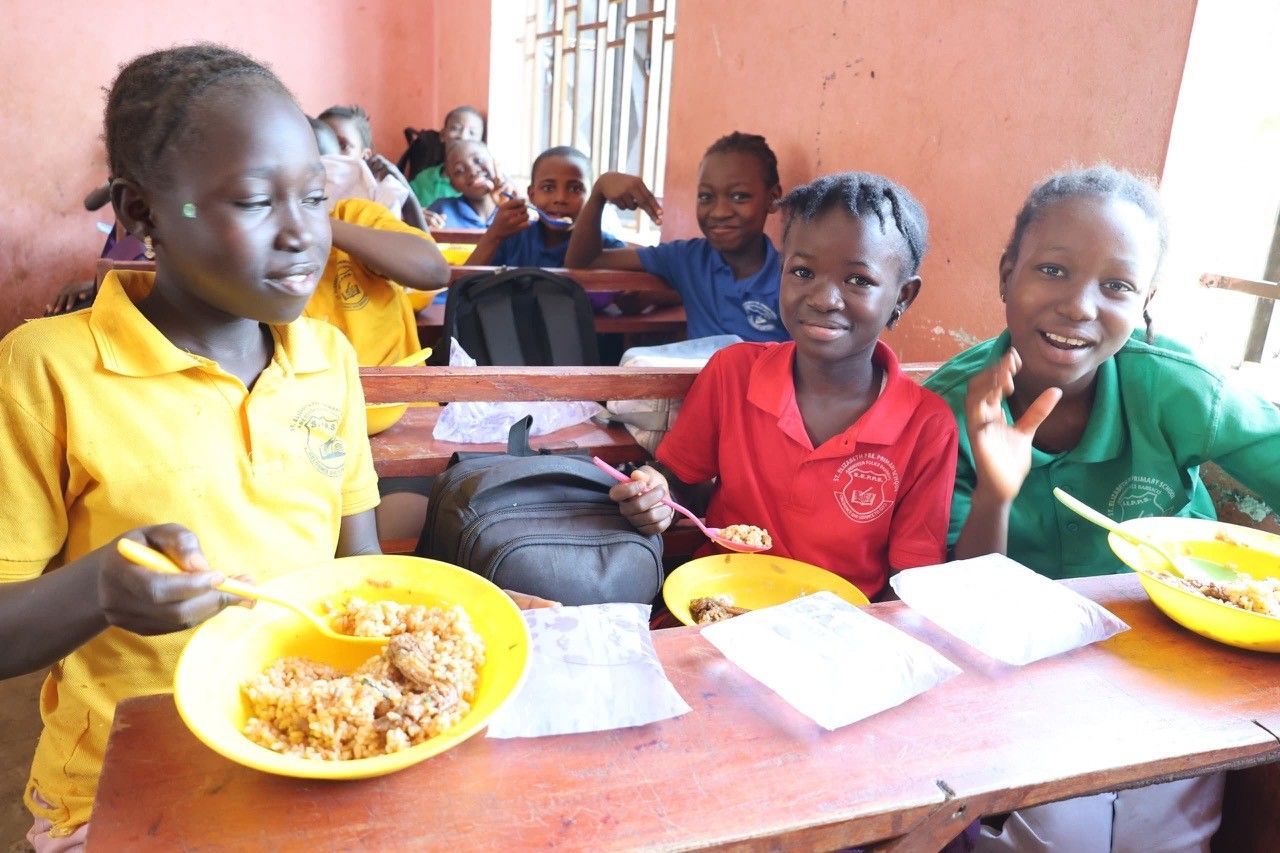 Támogatott sierra leone-i gyermekek étkezés közben